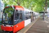 Köln: téměř nová rychlodrážní tramvaj typu K 5000 od Bombardieru na konečné polookružní linky 13 Sülzgürtel	. 20.8.2011	 © Lukáš Uhlíř