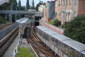 Brusel: nová souprava metra na lince 5 projíždí krátkým povrchovým úsekem za stanicí Gare de l´Ouest/Weststation směrem na Erasme	. 21.8.2011	 © Lukáš Uhlíř