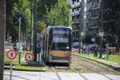 Brusel: tramvaj linky 3 čeká na konečné Churchill a blokuje za ní stojící vozidlo linky 7- na zastávku není legální přístup 	. 21.8.2011	 © Lukáš Uhlíř