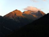 Na ceste Gerlos Straße, medzi zillertalským údolím a údolím Pinzgau, sa ponúkajú panoramatické výhľady na vrcholy Vysokých Tauer. V oblakoch Wildkar Spitze 3073m, 12.9.2011, © Radovan Plevko