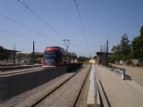 Lyon: tramvaj Tango od Stadlera projíždí plnou rychlostí stanici Meyzieu-Gare na své cestě z letiště do centra	. 22.8.2011	 © Jan Přikryl