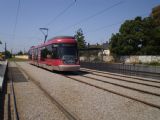 Lyon: tramvaj Tango od Stadlera projíždí plnou rychlostí stanici Meyzieu-Gare na své cestě z centra na letiště	. 22.8.2011	 © Jan Přikryl