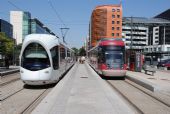 Lyon: setkání nízkopodlažních tramvají dvou dopravců na konečné u nádraží Part-Dieu	. 22.8.2011	 © Lukáš Uhlíř