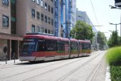 Lyon: tramvaj Tango Rhônexpressu opouští výchozí stanici u nádraží Part-Dieu a míří na letiště	. 22.8.2011	 © Lukáš Uhlíř