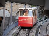 Lyon: vůz lanovky linky F2 opustil dolní stanici Vieux-Lyon a vjíždí do tunelu směrem na Fourvière	. 22.8.2011	 © Lukáš Uhlíř