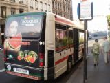 Lyon: minibus stojí na zastávce u nádraží St. Paul	. 22.8.2011	 © Jan Přikryl