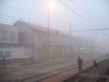 17.11.2011 - Sereď: v hmle zahalená staničná budova © Martin Susedík