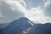 Pohled z vlaku na štíty masivu Mont Blanc nad údolím řeky Arve	. 23.8.2011	 © Lukáš Uhlíř