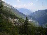 Parc d´Atractions: pohled z vozu lanovky na celé údolí říčky L´Eau Noire a vzdálené vrcholky Berner Oberalp nad Martigny	. 23.8.2011	 © Jan Přikryl