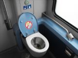 R 601 Ružín, 18.11.2011, Tak toto skutočne nemám rád - nespláchnuté WC (niektorí ľudia mienia: ''Keď to neodteká, tak to radšej nechám tak.'') vo vozni Bdghmeer 002, © Róbert Žilka