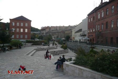 Miskolc: vkusně upravený prostor na nábřeží říčky Szinvy v centru města	. 28.9.2011	. © Tomáš Kraus