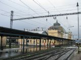 13.01.2012 - Plzeň hl.n.: postupně opravovaná výpravní budova a 362.057-2 čekající na svůj výkon (foto z R 756) © PhDr. Zbyněk Zlinský