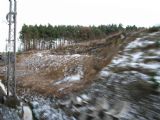 13.01.2012 - úsek Plešnice - Kozolupy: utržený svah v km 364,6 (foto z R 761) © PhDr. Zbyněk Zlinský