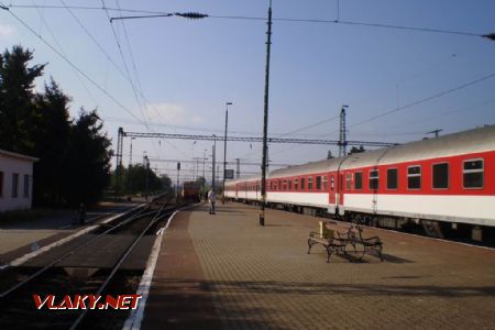 Zvláštní konfigurace nástupiště ve stanici Hidasnémeti: vlevo vlak IC Rákóczi do Košic, vzadu motoráček do Abaújszántó	2.10.2011	. © Jan Přikryl