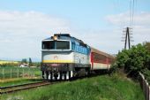 Souprava Os 5002 na čele s 750.166 je zachycena dne 04.05.2011 poblíž obce Koniarovce, © Lukáš Hučko