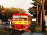 Večerní paprsky mezi zástavbou na chvíli nasvítily 809.281 jako Os 19431, který odjíždí ze zastávky Neratovice město, 01.09.2011, © Lukáš Hučko