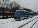 21.01.2012 - Železný Brod: 840.001-2 přijíždí jako Os 26269 Tanvald - Železný Brod, vlevo 843.005-0 na R 985 Liberec - Pardubice hl.n. © PhDr. Zbyněk Zlinský