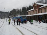 21.01.2012 - Tanvald: 840.001-2 jako Os 26268 Železný Brod - Tanvald a rojící se lyžníci © PhDr. Zbyněk Zlinský