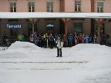 21.01.2012 - Tanvald: Karel na pozadí houfu lyžařů - všichni čekají na vlak směr Harrachov © PhDr. Zbyněk Zlinský