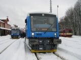 21.01.2012 - Tanvald: 840.013-7 + 840.011-1 jako Os 16211 do Harrachova, vlevo 840.001-2 od Os 26268, vpravo 810.263-4 © PhDr. Zbyněk Zlinský