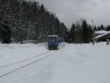 21.01.2012 - Kořenov: 840.013-7 + 840.011-1 jako Os 16211 Liberec - Harrachov stojí u výhybky, kterou čistí osádka © PhDr. Zbyněk Zlinský