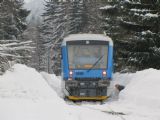 21.01.2012 - Kořenov: 840.013-7 + 840.011-1 jako Os 16211 Liberec - Harrachov čeká, paní vlakvedoucí maká © Karel Furiš