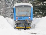 21.01.2012 - Kořenov: 840.013-7 + 840.011-1 jako Os 16211 Liberec - Harrachov čeká, paní vlakvedoucí maká © Karel Furiš