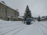 21.01.2012 - Kořenov: 840.001-2 přijíždí jako 10 minut zpožděný Os 16213 Liberec - Harrachov, za ním 810.499-4 + 011.406-6 © PhDr. Zbyněk Zlinský