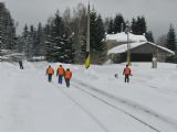 21.01.2012 - Kořenov: fotograf čeká marně na vlak od Harrachova, vymetači razí do práce © PhDr. Zbyněk Zlinský