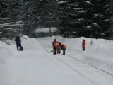 21.01.2012 - Kořenov: fotograf čeká marně na vlak od Harrachova, vymetači se dali do práce © PhDr. Zbyněk Zlinský