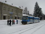 21.01.2012 - Kořenov: 840.001-2 jako Os 16213 Liberec - Harrachov čeká na křižování © PhDr. Zbyněk Zlinský