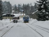 21.01.2012 - Kořenov: 840.008-7 přijíždí jako Os 16215 Liberec - Harrachov kupodivu na čas, vlevo protáčený 810.499-4 © PhDr. Zbyněk Zlinský