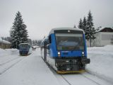 21.01.2012 - Kořenov: 840.008-7 jako Os 16215 Liberec - Harrachov, vlevo 840.001-2 odjíždí jako Os 16222 Kořenov - Liberec © PhDr. Zbyněk Zlinský