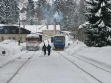 21.01.2012 - Kořenov: 840.001-2 odjíždí jako Os 16222 Kořenov - Liberec, vlevo už zase tichý 810.499-4 © PhDr. Zbyněk Zlinský