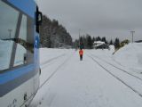 21.01.2012 - Kořenov: souhlas k odjezdu přišel, 840.008-7 jako Os 16215 vyrazí k Harrachovu a paní vlakvedoucí jde napřed (k výhybce) © PhDr. Zbyněk Zlinský