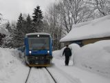 21.01.2012 - Harrachov: 840.008-7 + 840.011-1 + nečinný 840.013-7 jako Os 16228 do Liberce a Zbyněk v akci © Karel Furiš