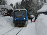 21.01.2012 - Harrachov: 840.008-7 + 840.011-1 + nečinný 840.013-7 jako Os 16228 do Liberce, jeho vlakvedoucí a dobíhající lyžníci © PhDr. Zbyněk Zlinský