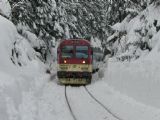 21.01.2012 - Harrachov: 943.009-1 + 843.018-3 přijíždí jako 23 minut opožděný Os 16217 z Liberce © PhDr. Zbyněk Zlinský