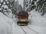 21.01.2012 - Harrachov: 943.009-1 + 843.018-3 přijíždí jako 23 minut opožděný Os 16217 z Liberce © PhDr. Zbyněk Zlinský