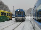 21.01.2012 - Tanvald: 843.018-3 + 943.009-1 odjíždí jako Os 16228 Harrachov - Liberec, vlevo 814.161-6/914.161-5, vpravo 840.007-9 © PhDr. Zbyněk Zlinský