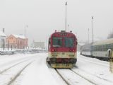 21.01.2012 - Tanvald: 843.018-3 + 943.009-1 odjíždí jako Os 16228, vpravo 749.254-9 se soupravou pro R 1147 Tanvald - Praha-Vršovice © PhDr. Zbyněk Zlinský