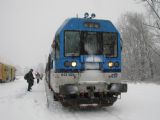 21.01.2012 - Železný Brod: 843.025- 8 v čele R 991 Liberec - Pardubice hl.n., vlevo 814.161-6/914.161-5 jako Os 26275 z Tanvaldu © PhDr. Zbyněk Zlinský