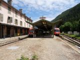 17.6.2011 - Stretnutie jednotiek typu Z850 SNCF ako vlak TER 18916 (vľavo) a Z800 TMR ako vlak R 26219 (vpravo) v ŽST Vallorcine © Peter Žídek