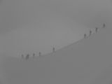 20.6.2011 - Dobrodruhovia sa napriek počasiu podujali na vysokohorskú turistiku - práve zliezajú z vrcholu Aiguille du Midi (3842 m.n.m.) © Peter Žídek