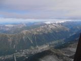 20.6.2011 - Z vrcholu je prekrásny výhľad na protiľahlé pohorie s dominantou štítu ''Le Brévent'', kde po predošlom mrazivom dni už nezostalo ani stopy © Peter Žídek