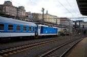 363 114-0 v slušivom „najbrtíku“ v čele vlaku R1245 do Českých Budějovíc práve dostala zelenú a je pripravená na odchod. Praha Hlavní nádraží, 17.12.2011 © Ing. Michal Tvrdý