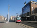 04.04.2009 - Olomouc: přednádražní prostor v rekonstrukci a přijíždějící tramvaj č. 207 (Škoda Inekon Trio) linky č. 1 © PhDr. Zbyněk Zlinský