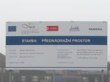 03.04.2010 - Olomouc: informace o stavbě před hlavním nádražím © PhDr. Zbyněk Zlinský