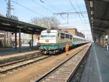 23.04.2011 - Olomouc hl.n.: první a druhé nástupiště, mezi nimi 150.215-2 v čele R 707 ''Velehrad'' do Luhačovic