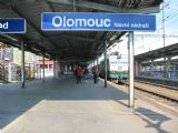 23.04.2011 - Olomouc hl.n.: první nástupiště od jihovýchodu a u něj R 707 ''Velehrad'' se 150.215-2 v čele © PhDr. Zbyněk Zlinský